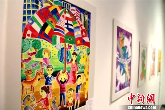 絲路國家青少年執(zhí)筆共畫“和平·友誼·地球村”