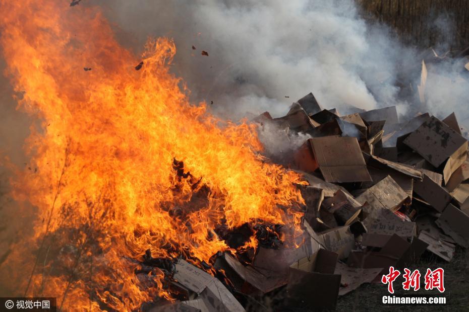 河南許昌銷(xiāo)毀非法煙花爆竹300余件