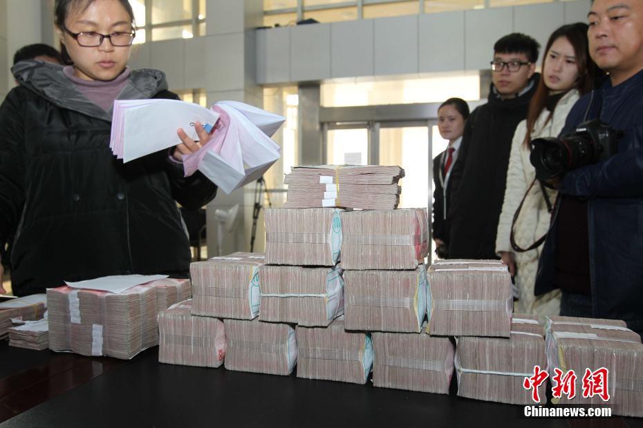 河南中牟法院發(fā)放執(zhí)行款 現(xiàn)金堆滿(mǎn)桌