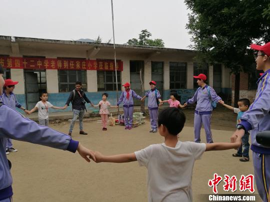 河北鄉(xiāng)村小學的一天：全校7名學生迎“人生第一次”