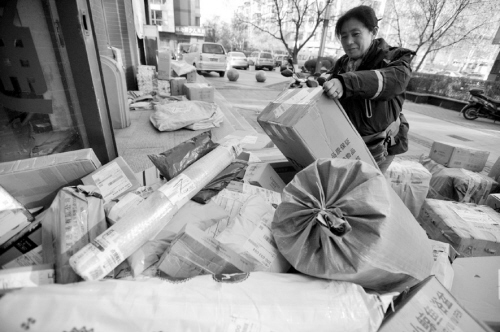海量快遞集中進(jìn)沈陽(yáng) 走進(jìn)女快遞員的一天