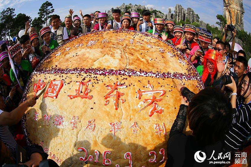 鮮花餅直徑達2.28米，重400公斤