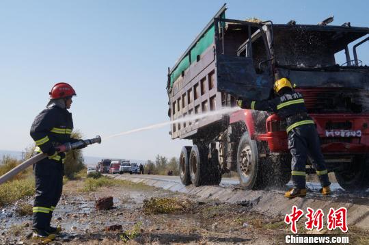 草料車(chē)著火致通往新疆喀納斯景區(qū)車(chē)輛滯留（圖）