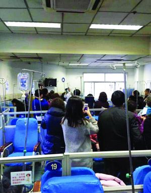 市民圍觀拍照