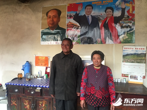 駱駝灣村唐榮斌夫婦接待各地趕來(lái)的網(wǎng)絡(luò)媒體
