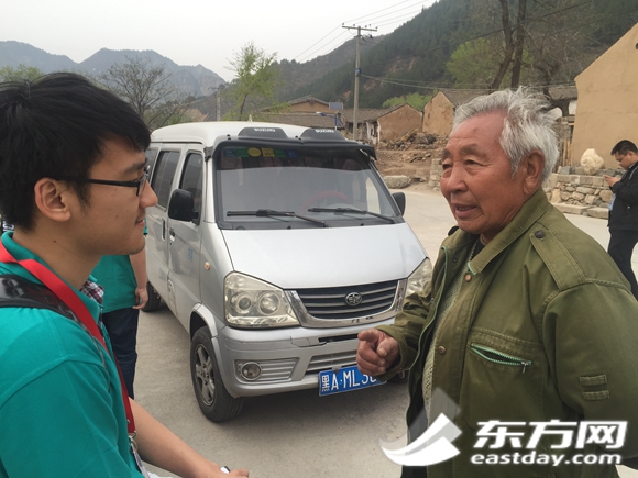 駱駝灣村唐榮斌夫婦接待各地趕來(lái)的網(wǎng)絡(luò)媒體