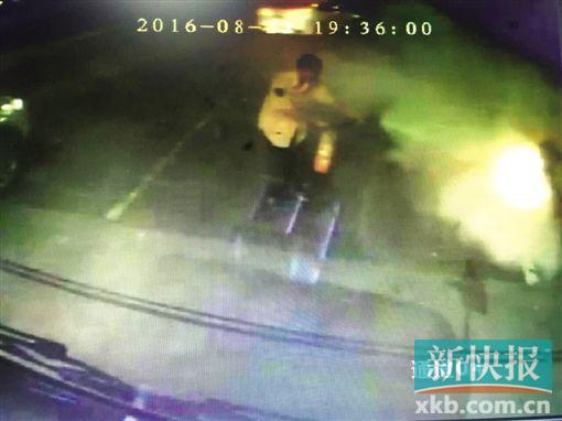 公交司機(jī)路遇火情停車救火 遭一名乘客電話投訴