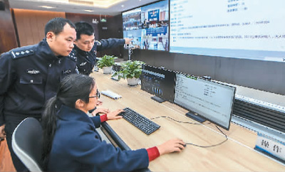 大數(shù)據(jù)中心工作人員與公安民警共同工作�！⌒氯A社發(fā)