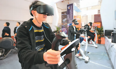 市民體驗VR智能健身單車。新華社發(fā)