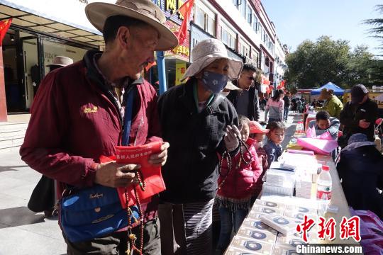 “敬老月宣傳一條街”為老年人提供免費(fèi)藥物�！O翔 攝